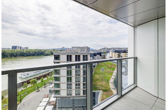 Predaj luxusný 4-izbový apartmán s priamym výhľadom na hrad v ikonickej rezidencii Eurovea Tower. 