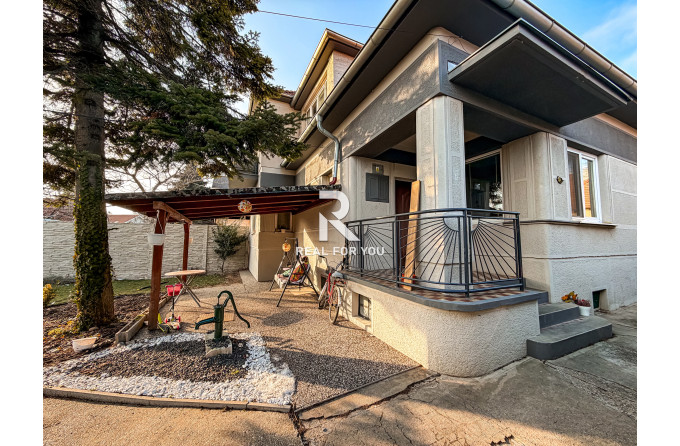 Na predaj sa ponúka priestranný a multifunkčný rodinný dom v Senci