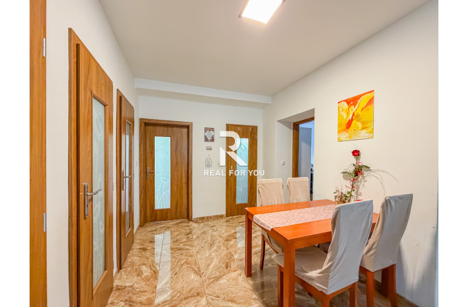 Na predaj sa ponúka priestranný a multifunkčný rodinný dom v Senci