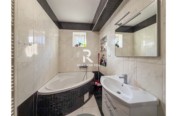 Na predaj sa ponúka priestranný a multifunkčný rodinný dom v Senci