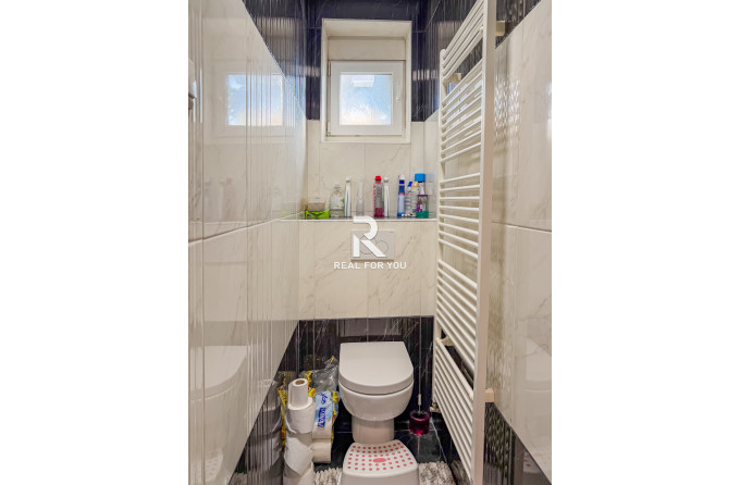 Na predaj sa ponúka priestranný a multifunkčný rodinný dom v Senci