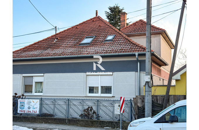 Na predaj sa ponúka priestranný a multifunkčný rodinný dom v Senci