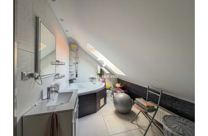 Na predaj sa ponúka priestranný a multifunkčný rodinný dom v Senci