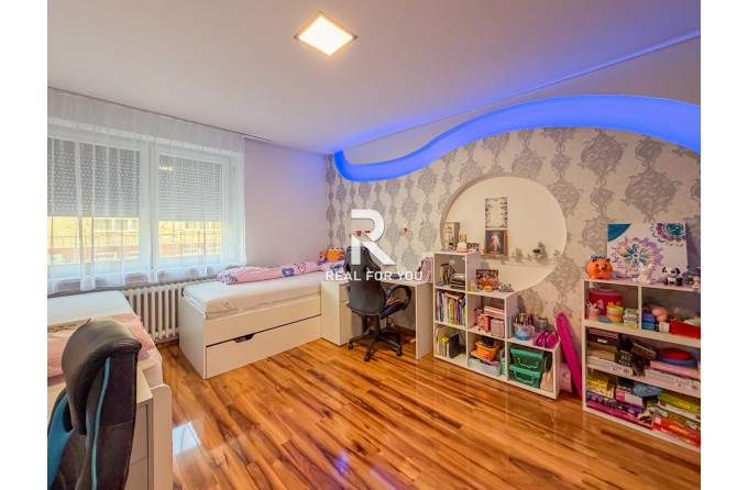 Na predaj sa ponúka priestranný a multifunkčný rodinný dom v Senci