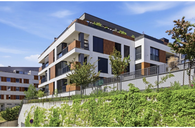 Nadčasový penthouse na Kolibe s terasou, ktorá mení spôsob bývania