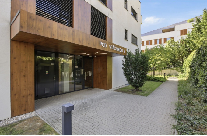 Nadčasový penthouse na Kolibe s terasou, ktorá mení spôsob bývania