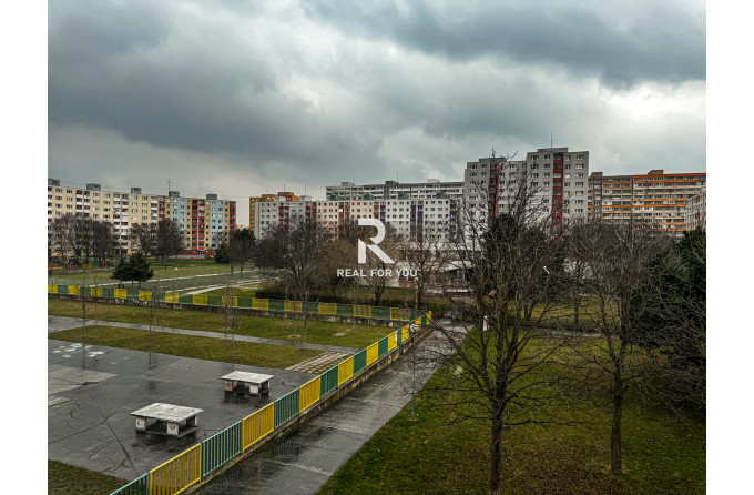 Ponúka na predaj 4 izbový byt s balkónom.Šintavska 48. Petržalka