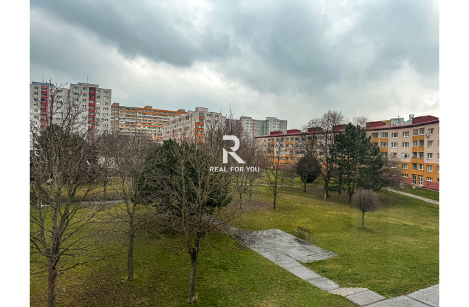 Ponúka na predaj 4 izbový byt s balkónom.Šintavska 48. Petržalka