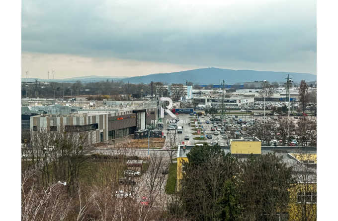 Ponúka na predaj 4 izbový byt s balkónom. Smolencicka 12